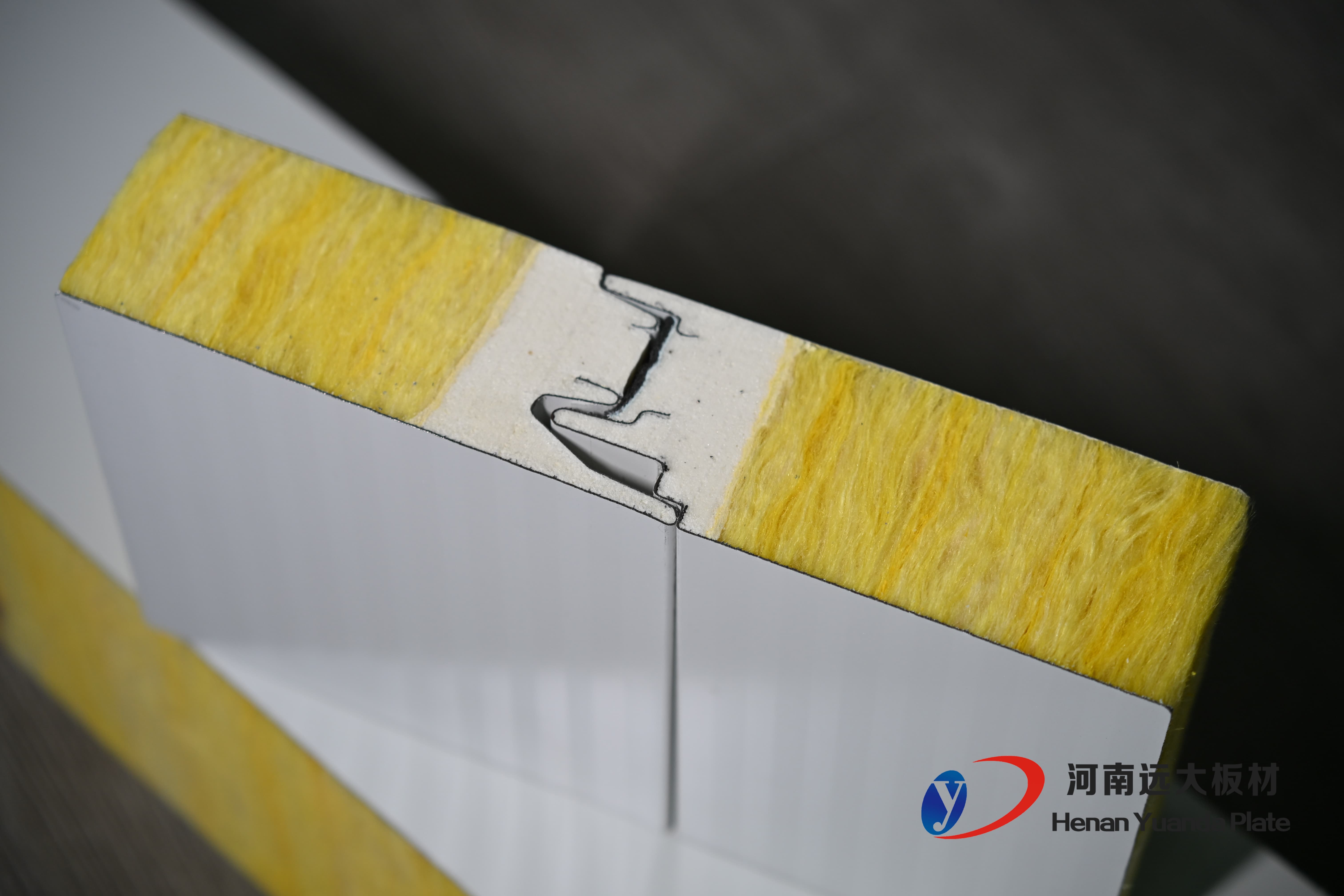 聚氨酯封边玻璃丝棉夹芯板：远大板材打造A级防火节能新标杆！
