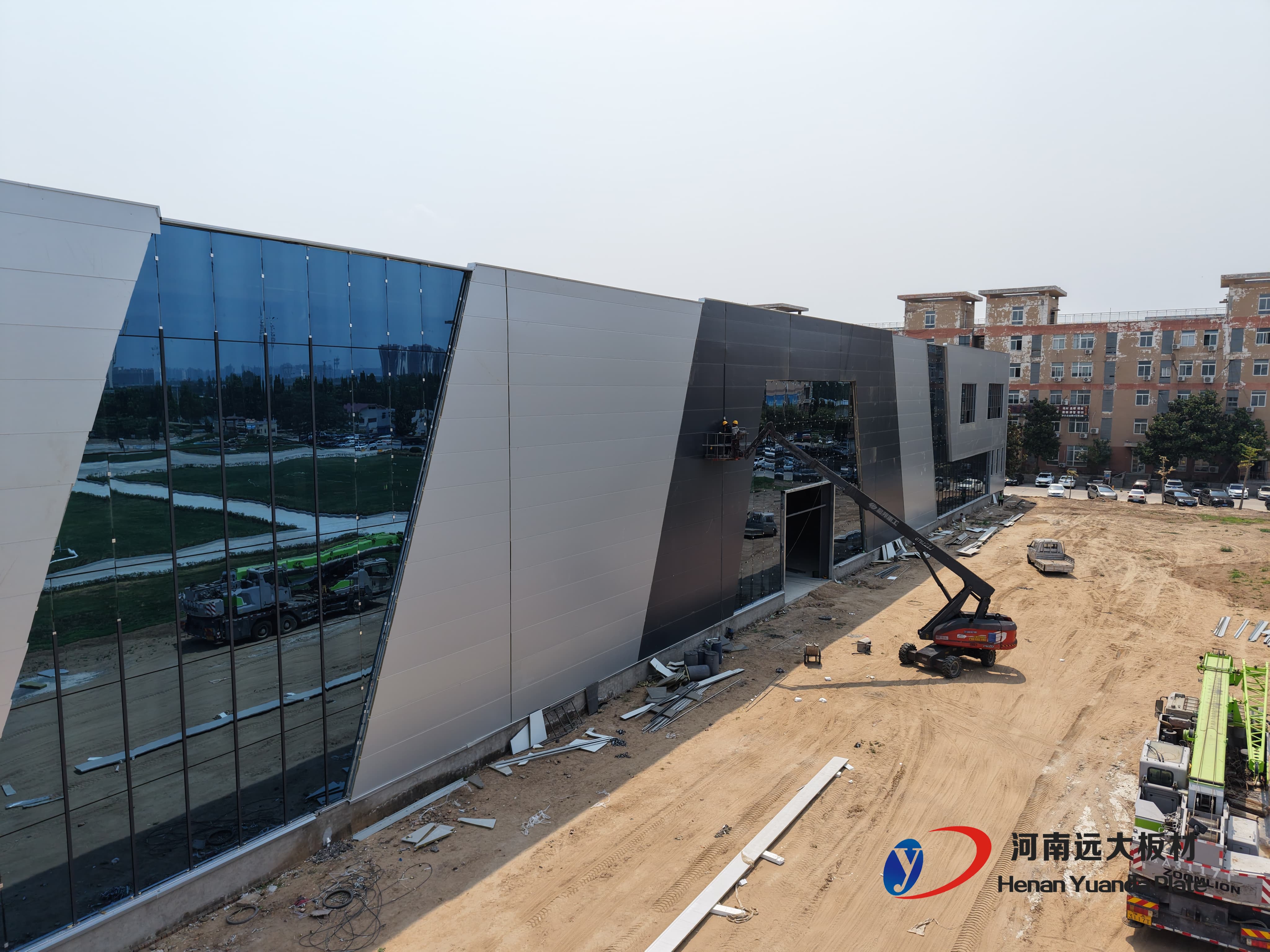 传统板材VS聚氨酯夹芯板：在建筑效率与能耗上，差距竟然这么大！