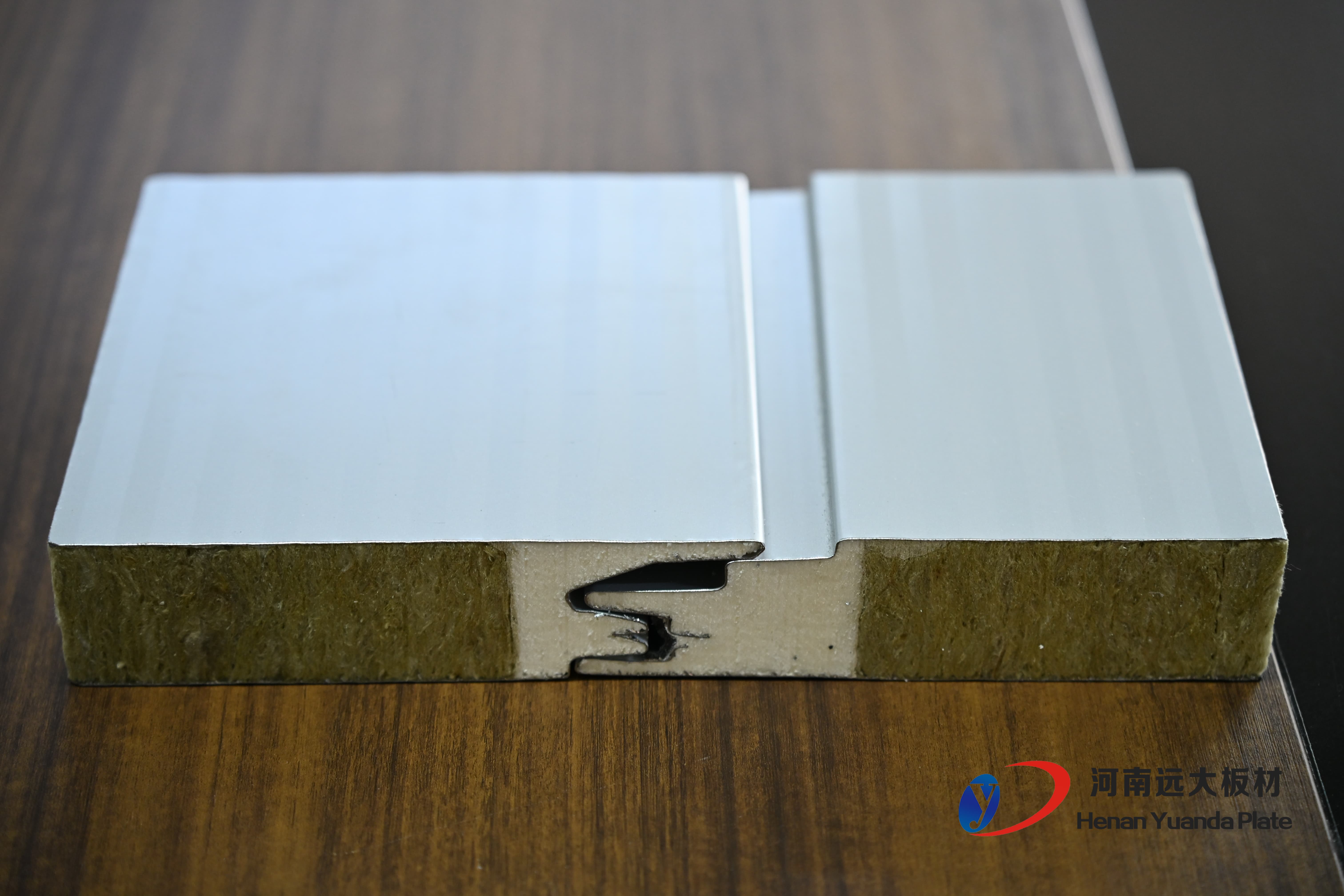 资深工程顾问揭秘：大型项目为何必选聚氨酯封边岩棉板？