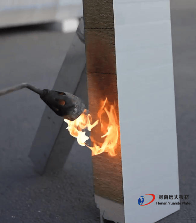 效率与性能的平衡之选：解析聚氨酯夹芯板为何主导工业建筑围护系统(图2)